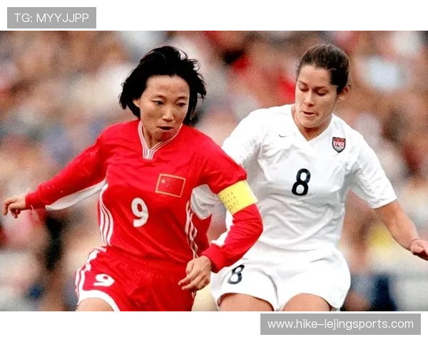 红色足球衣下的女足明星她在绿茵场上的卓越表现与辉煌成就