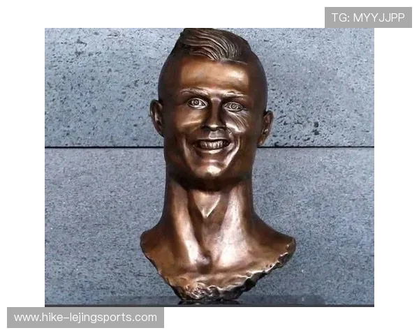 足球巨星亲自鉴赏蜡像真实还原瞬间 展现与偶像的亲密接触