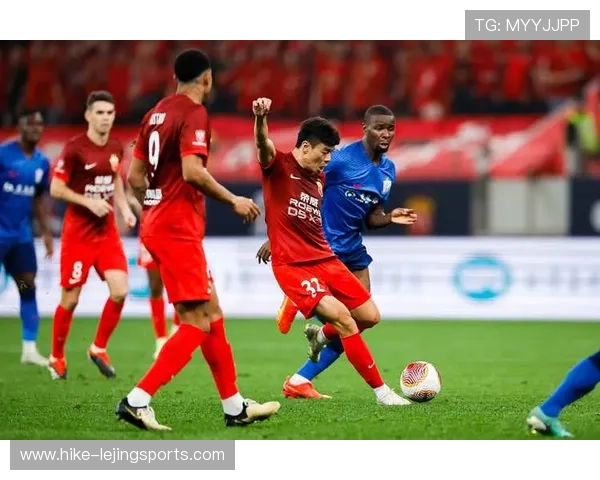 足球球星火带领球队逆转奇迹创造赛场激情时刻震撼全场 足球球星火带领球队逆转奇迹创造赛场激情时刻震撼全场